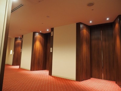 エレベーターホールは、木目調化粧シートでラッピング。
