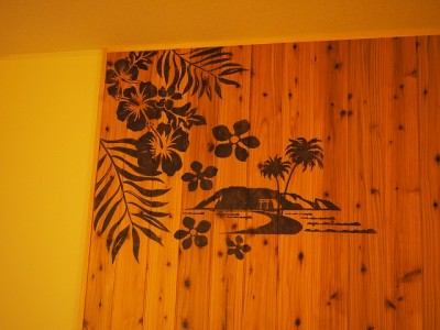 お部屋の壁に、ステンシルで青島のイメージイラストをペイントしました。　施工者により違った風合いになってます。