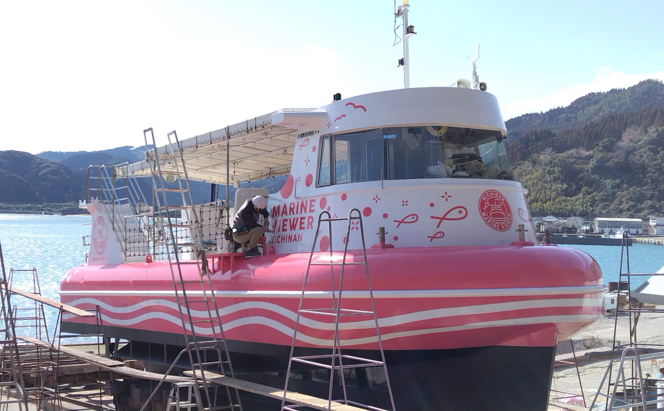 観光船「マリンビューアなんごう」船体マーキング・看板施工