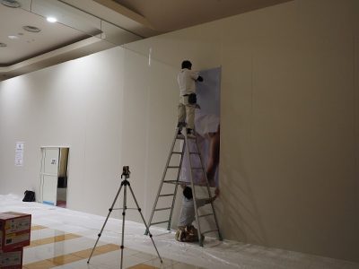ショッピングモール　工事壁サイン