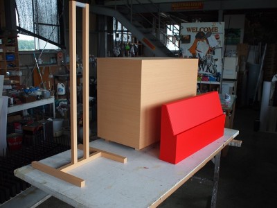 什器を製作中