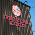 FUNKY STADIUM MIYAZAKIのロゴと外壁切文字サインの詳細